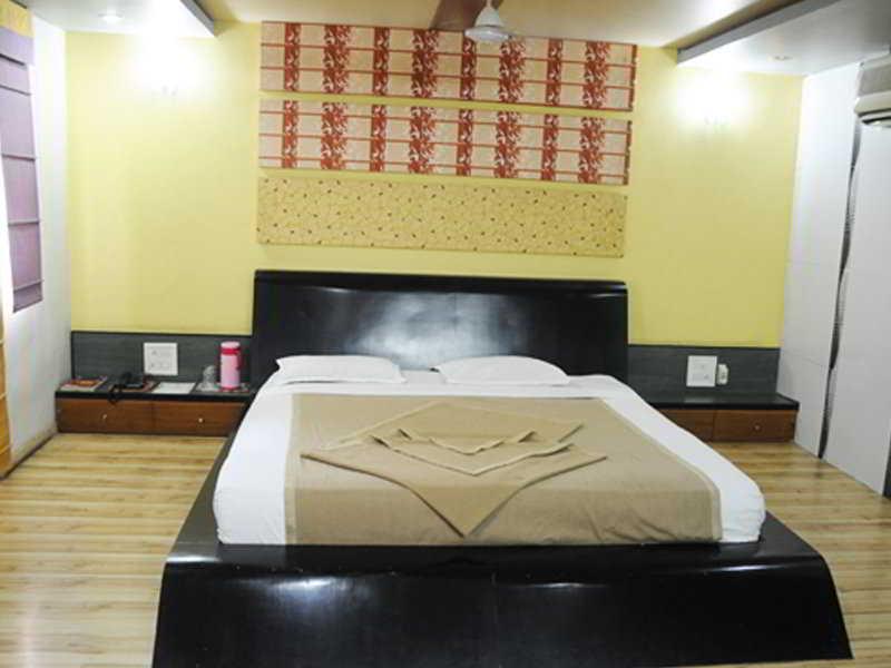 Neelkanth Paradise Hotell Ahmedabad Exteriör bild