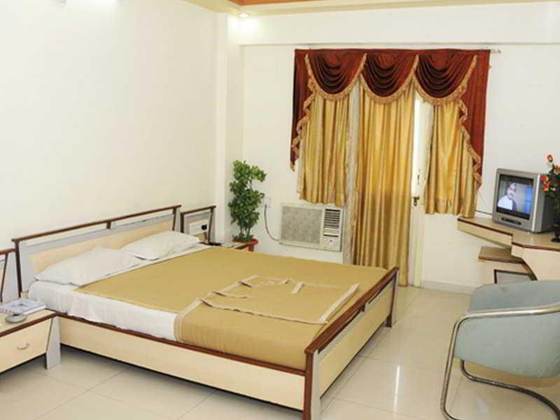 Neelkanth Paradise Hotell Ahmedabad Exteriör bild