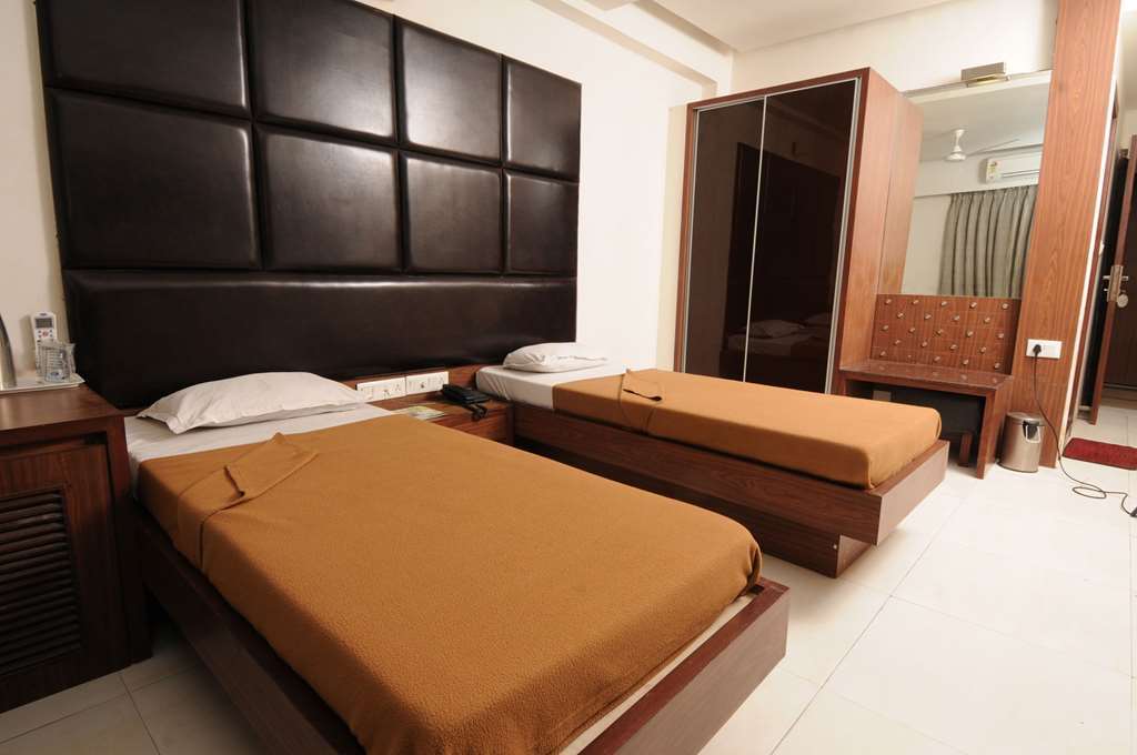 Neelkanth Paradise Hotell Ahmedabad Rum bild