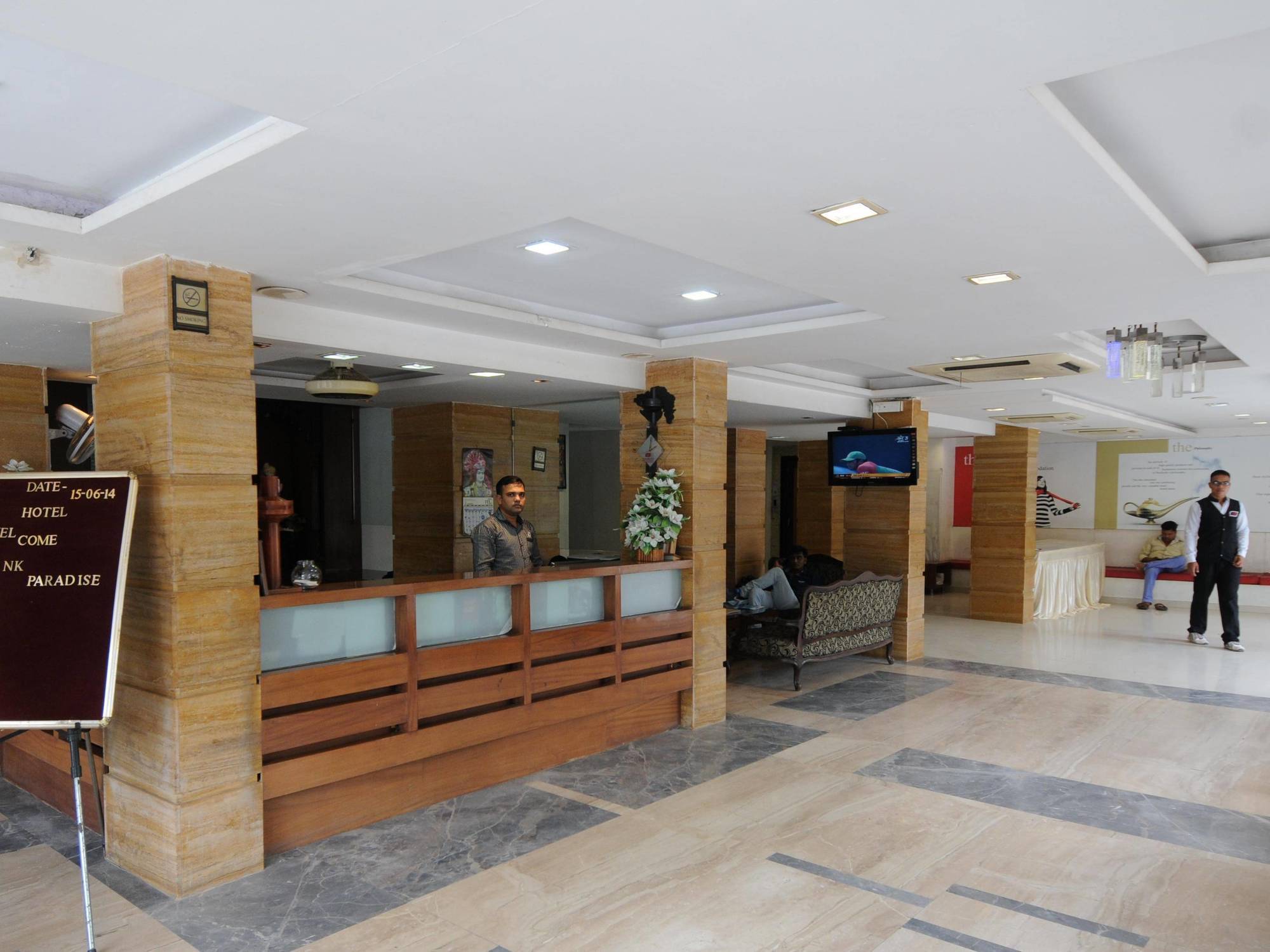 Neelkanth Paradise Hotell Ahmedabad Exteriör bild